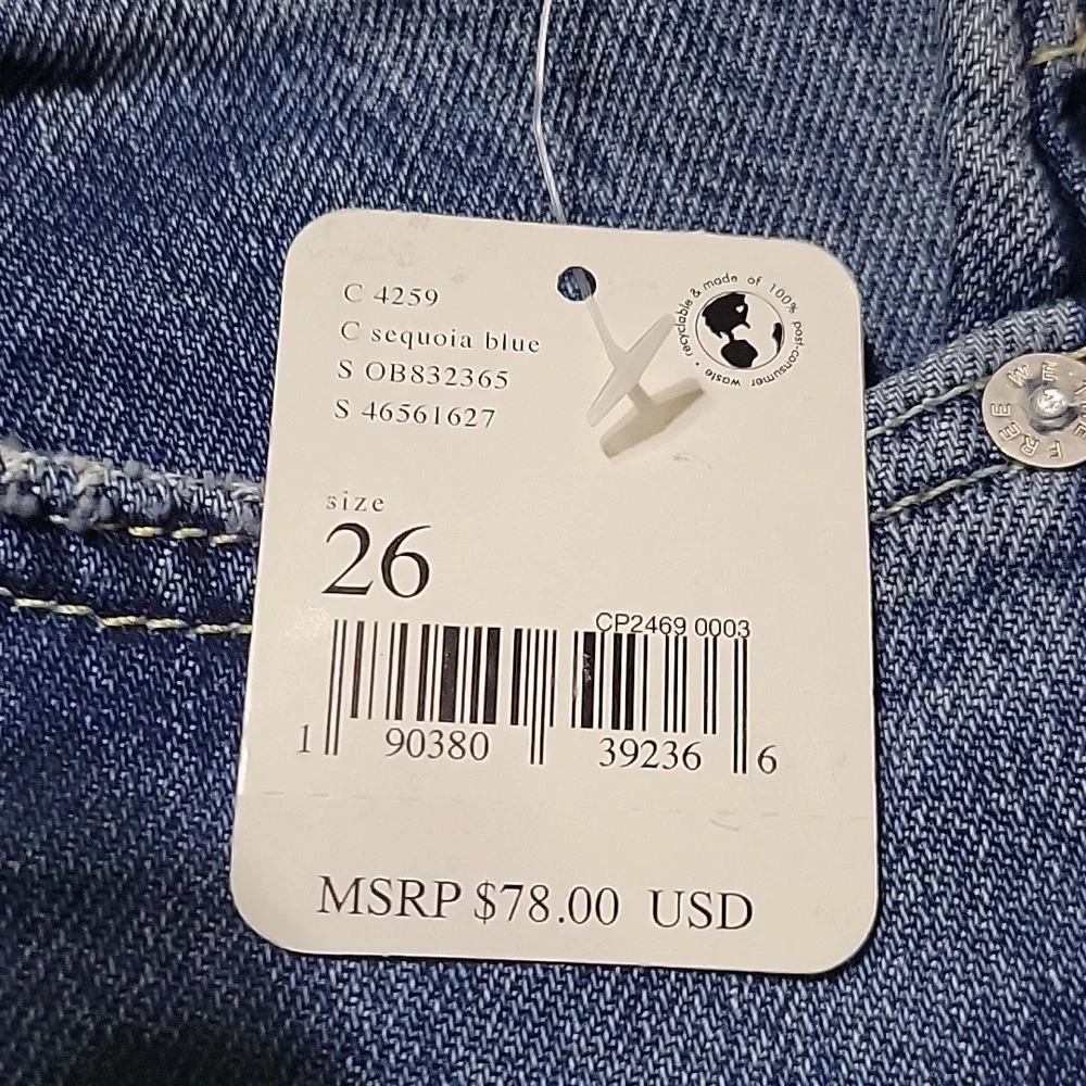 NWT- FREE PEOPLE -Stylish Blue Frayed Hem Cropped Jeans. Sz 26 - Picture 4 of 10